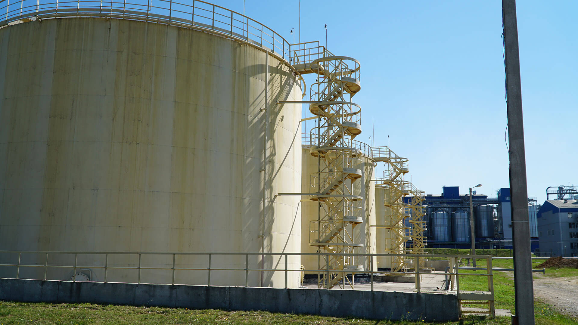 big-industrial-oil-tanks-in-a-refinery-base-indus-2022-10-27-18-16-50-utc.jpg